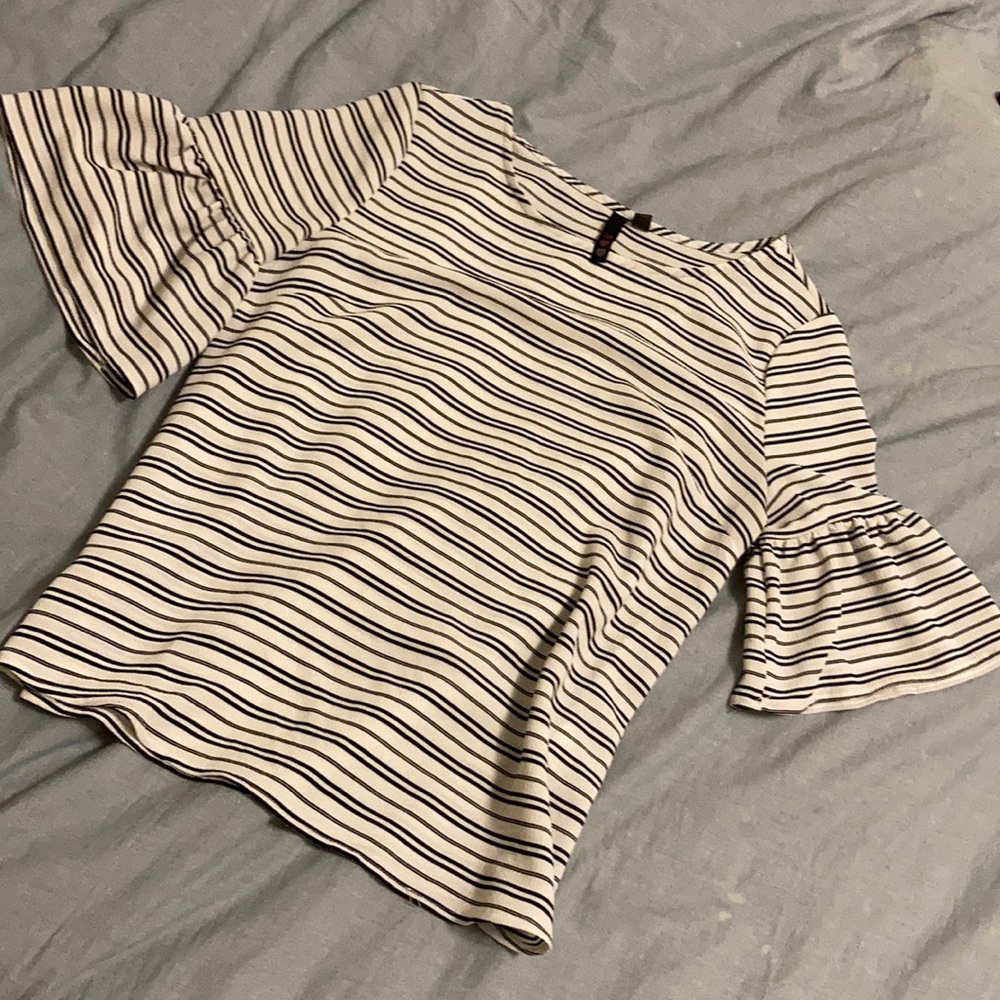 STRIPED BELL SLEEVED BLOUSE’ 🖤🤍🖤🤍